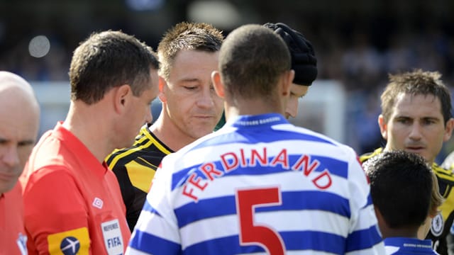 Chelsea verhängte gegen John Terry (2. von links) wegen rassistischer Äußerungen gegenüber Anton Ferdinand die höchste Geldstrafe der Klubgeschichte. Chelsea verhängte gegen John Terry (2. von links) wegen rassistischer Äußerungen gegenüber Anton Ferdinand die höchste Geldstrafe der Klubgeschichte.