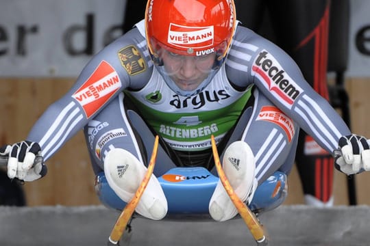 Weltcup-Gesamtsiegerin Tatjana Hüfner konzentriert sich beim Start.