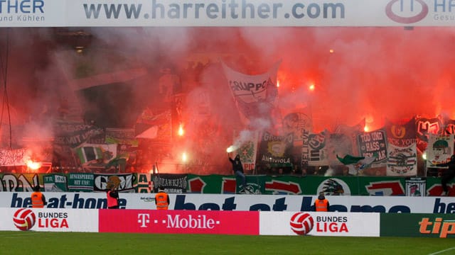 Aufgeheizte Stimmung bei den Rapid-Fans während des Derbys gegen Austria. Aufgeheizte Stimmung bei den Rapid-Fans während des Derbys gegen Austria.