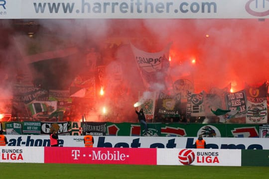 Aufgeheizte Stimmung bei den Rapid-Fans während des Derbys gegen Austria.