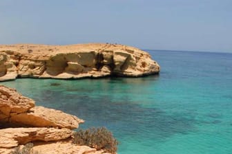Ein Strand bei Quriat läd zum Baden ein - auch das ist der Oman.