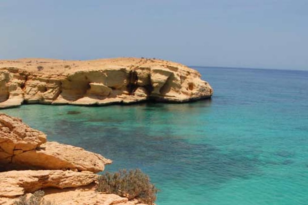 Ein Strand bei Quriat läd zum Baden ein - auch das ist der Oman.