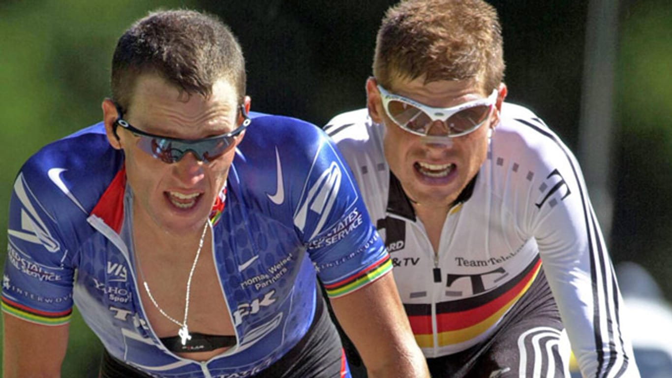 Lance Armstrong vor Jan Ullrich.