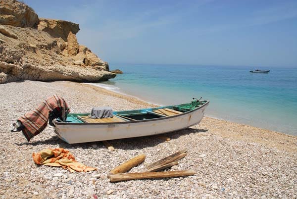 Tiwi: Fischerboote am Strand