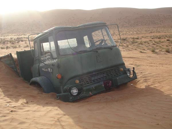 Mahnmal oder Kunstwerk? "Festgefahrener" Lkw in der Wüste.