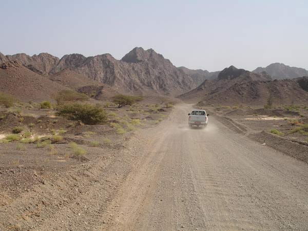 Oman, das bedeutet viele Berge und viel Staub, vor allem auf ungeteerten Straßen, die wiederum zum Offroad-Abenteuer einladen.