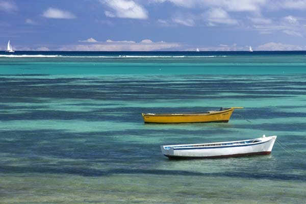 Wassersportler können sich auf Mauritius bei Tauchen, Kitesurfen oder Segeln verwirklichen.