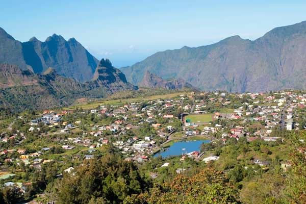 Schon im Anflug auf La Réunion fallen die schroffen, hohen Berge auf: der Piton des Neiges, mit 3071 Metern Höhe der höchste Berg der Insel, und der Piton de la Fournaise, einer der aktivsten Vulkane der Erde.