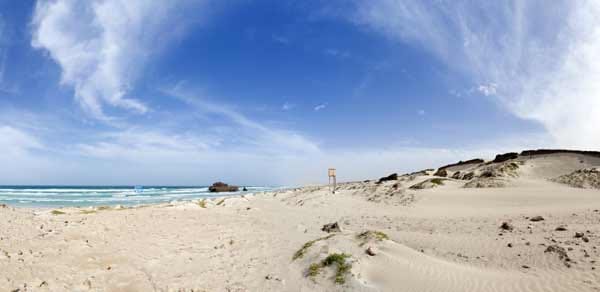 Ein Schiffswrack am Strand einer Kapverden-Insel: 460 Kilometer westlich der Küsten Senegals und Mauretaniens liegen mitten in den Weiten des Atlantiks die insgesamt 15 Kapverden-Inseln.