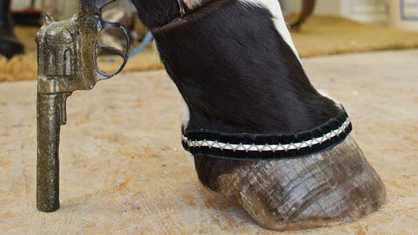 Die Künstlerin Iris Schieferstein fertig Schuhe aus Hufen.