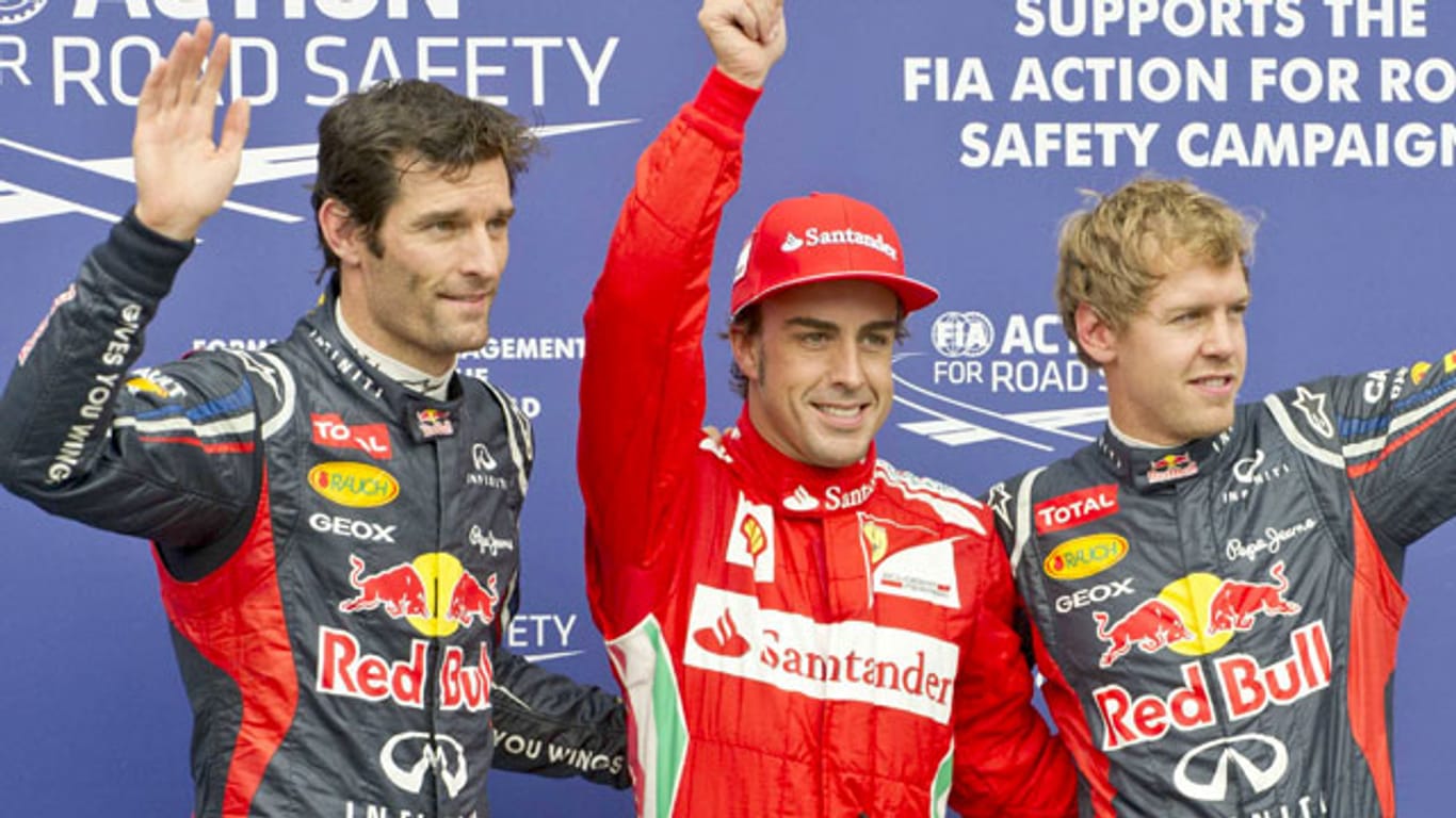 Webber (li.) spricht Alonso im Titelrennen Mut zu.