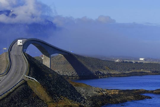 Wer starke Nerven hat, kommt auf dieser Straße auf seine Kosten: Die Atlantic Ocean Road.