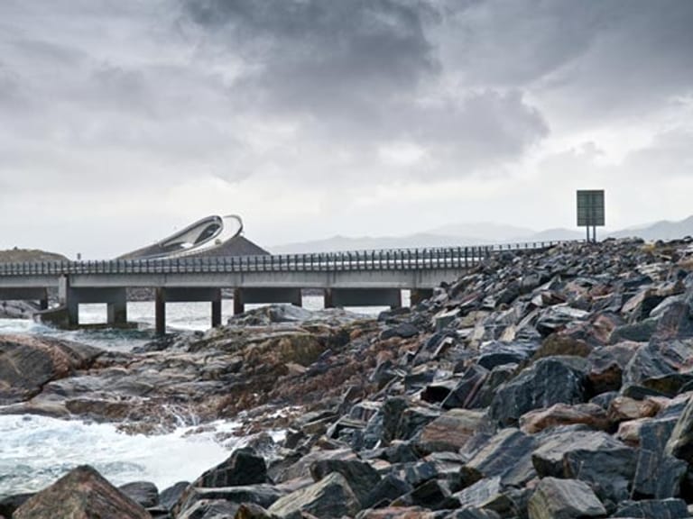 Die Atlantic Ocean Road entlang der norwegischen Westküste schlängelt sich über ganze acht Brücken, die in den wilden Atlantischen Ozean hinausragen und dort Wind und Wetter trotzen.