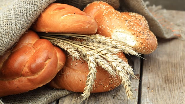 Brot und Getreide enthalten viele Ballaststoffe. Brot und Getreide enthalten viele Ballaststoffe.