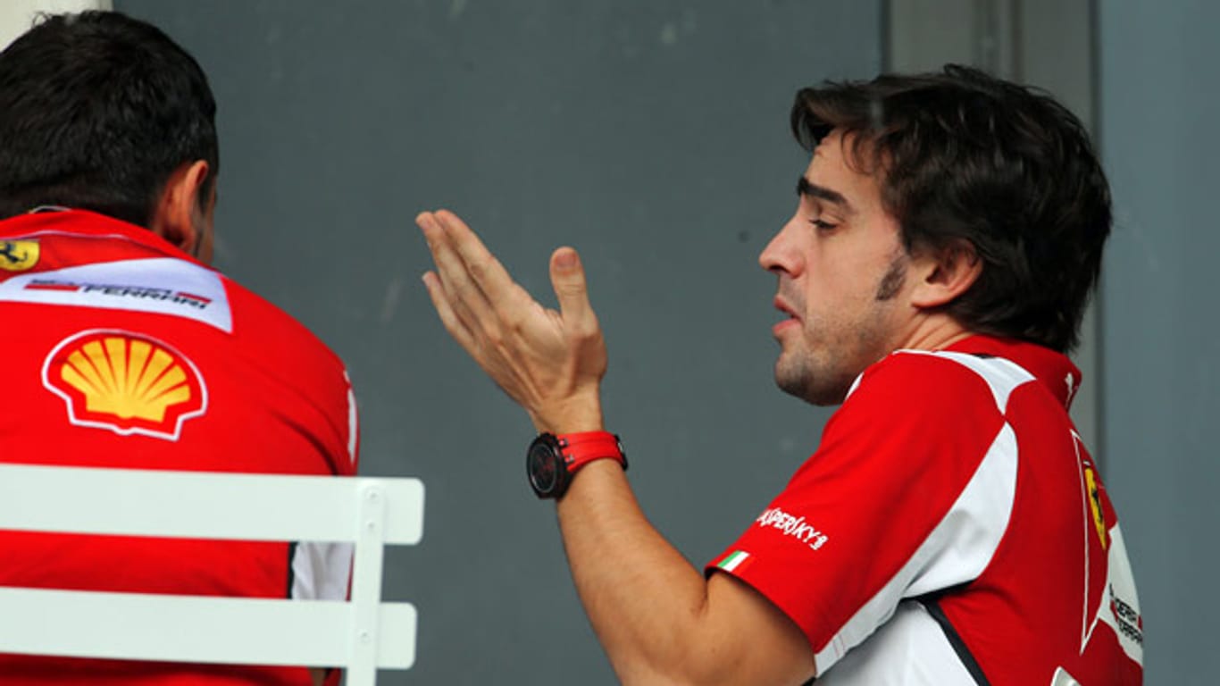 Alonso macht im Teammeeting seinem Ärger Luft.