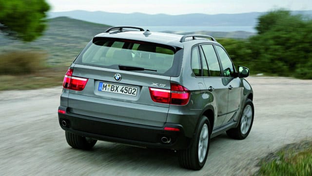 BMW X5 auf der Straße, von hinten zu sehen.