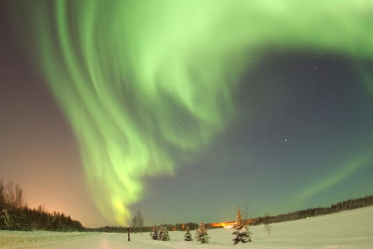 Polarlicht über dem Bear Lake in Alaska.