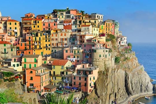 Manarola, Cinque Terre, gehört zu den farbenfrohsten Dörfern der Welt.