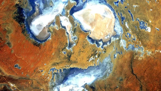 Der Lake Eyre aus der Vogelperspektive.