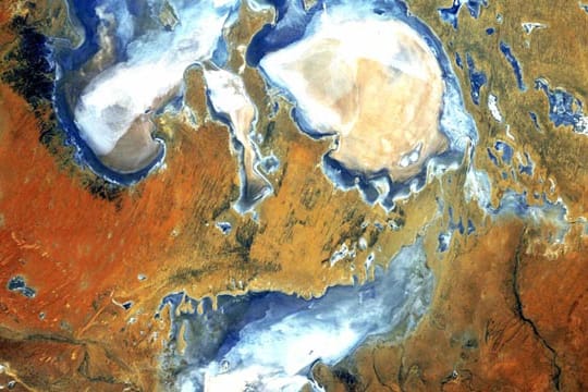 Der Lake Eyre aus der Vogelperspektive.