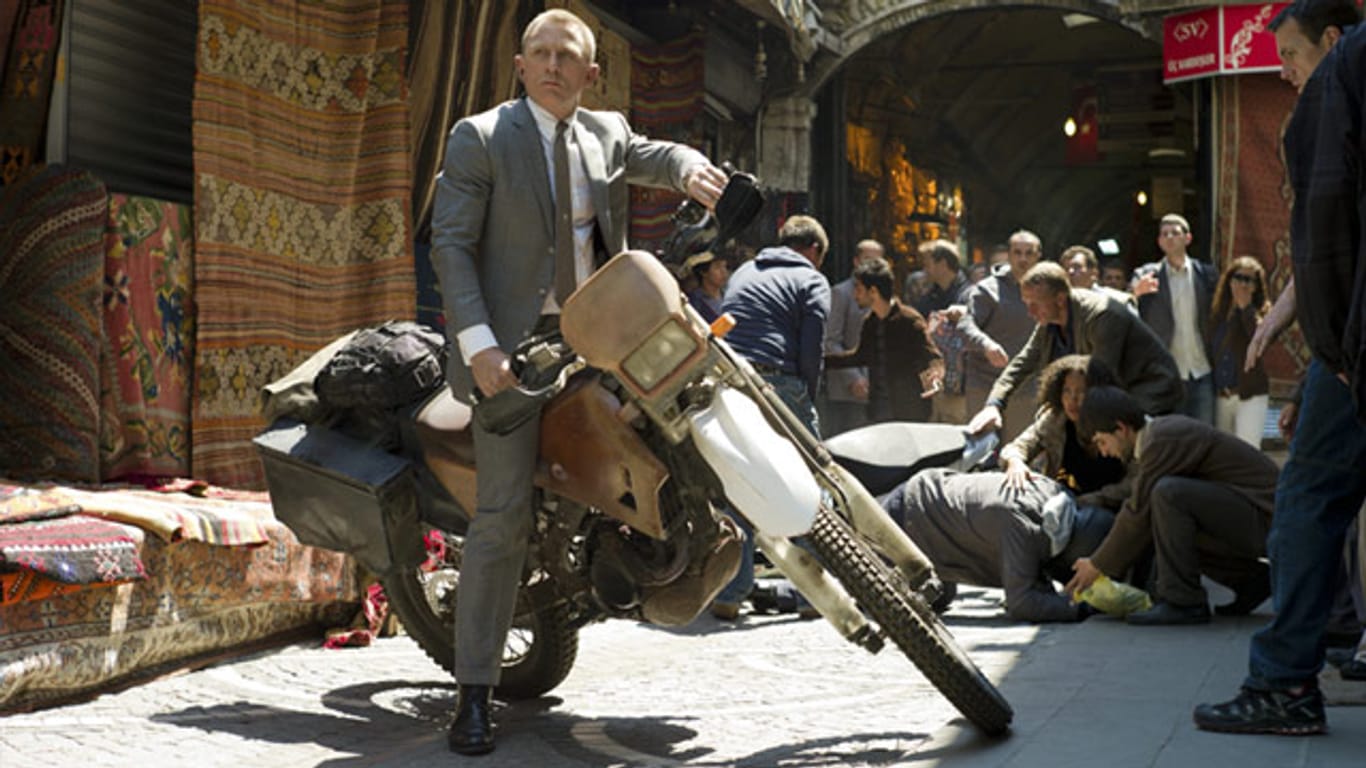 Klebrige Angelegenheit: Daniel Craig steuert sein Motorrad über Brause.