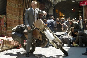 Klebrige Angelegenheit: Daniel Craig steuert sein Motorrad über Brause.