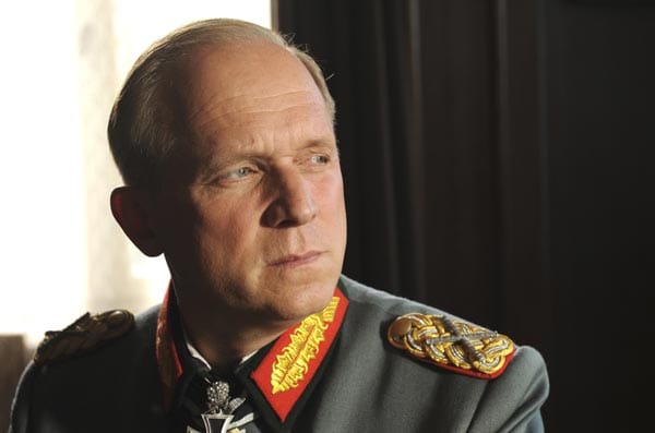 Kriegsheld Erwin Rommel (Ulrich Tukur) soll die deutsche Westfront in Europa stabilisieren. Kriegsheld Erwin Rommel (Ulrich Tukur) soll die deutsche Westfront in Europa stabilisieren.