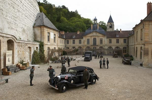 Diese im Schloss La Roche-Guyon spielende Szene offenbart zugleich Stärken und Schwächen der filmischen Umsetzung. Die vielen Uniformträger im prächtigen Schloss, im idyllischen Landhaus der Familie Rommel oder auch in den ständig vorfahrenden Nobelkarossen ergeben ein sicher stimmiges Ambiente - das durch original "Wochenschau"-Kriegsaufnahmen noch ergänzt wird. Diese im Schloss La Roche-Guyon spielende Szene offenbart zugleich Stärken und Schwächen der filmischen Umsetzung. Die vielen Uniformträger im prächtigen Schloss, im idyllischen Landhaus der Familie Rommel oder auch in den ständig vorfahrenden Nobelkarossen ergeben ein sicher stimmiges Ambiente - das durch original "Wochenschau"-Kriegsaufnahmen noch ergänzt wird.