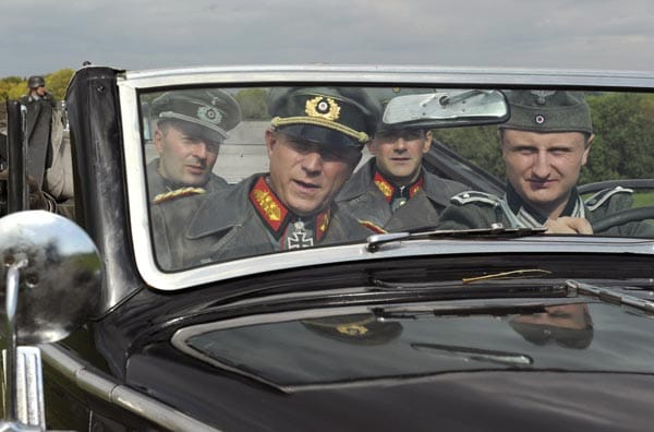 Trotz eindrucksvoller Darsteller - allen voran Tukur, der seinen schwäbischen Landsmann weder denunziert noch heroisiert - löst auch Steins Film das Rätsel "Rommel" nicht. Trotz eindrucksvoller Darsteller - allen voran Tukur, der seinen schwäbischen Landsmann weder denunziert noch heroisiert - löst auch Steins Film das Rätsel "Rommel" nicht.