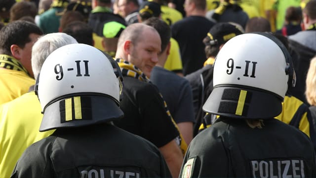 In dem satirischen Fragebogen sollen Fans ankreuzen, ob sie beim nächsten Spiel Polizeibegleitung wünschen. In dem satirischen Fragebogen sollen Fans ankreuzen, ob sie beim nächsten Spiel Polizeibegleitung wünschen.
