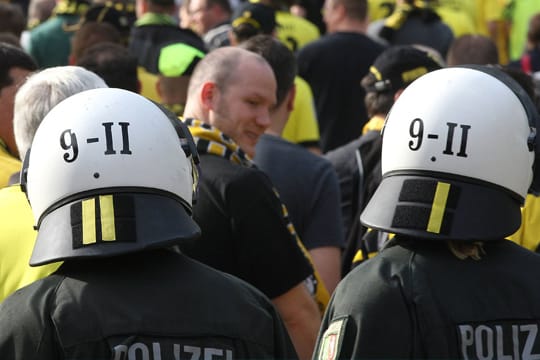 In dem satirischen Fragebogen sollen Fans ankreuzen, ob sie beim nächsten Spiel Polizeibegleitung wünschen.
