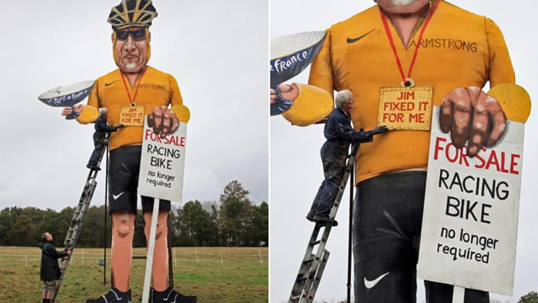 Die überlebensgroße Figur von Lance Armstrong bietet ihr Fahrrad zum Verkauf.