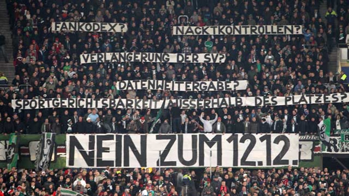 Fans von Hannover 96 protestieren gegen das Strategiepapier der DFL.