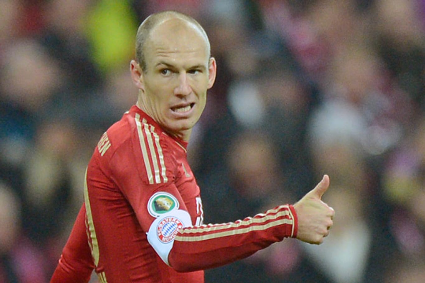 Die Kapitänsbinde der Bayern würde Arjen Robben gerne länger tragen.