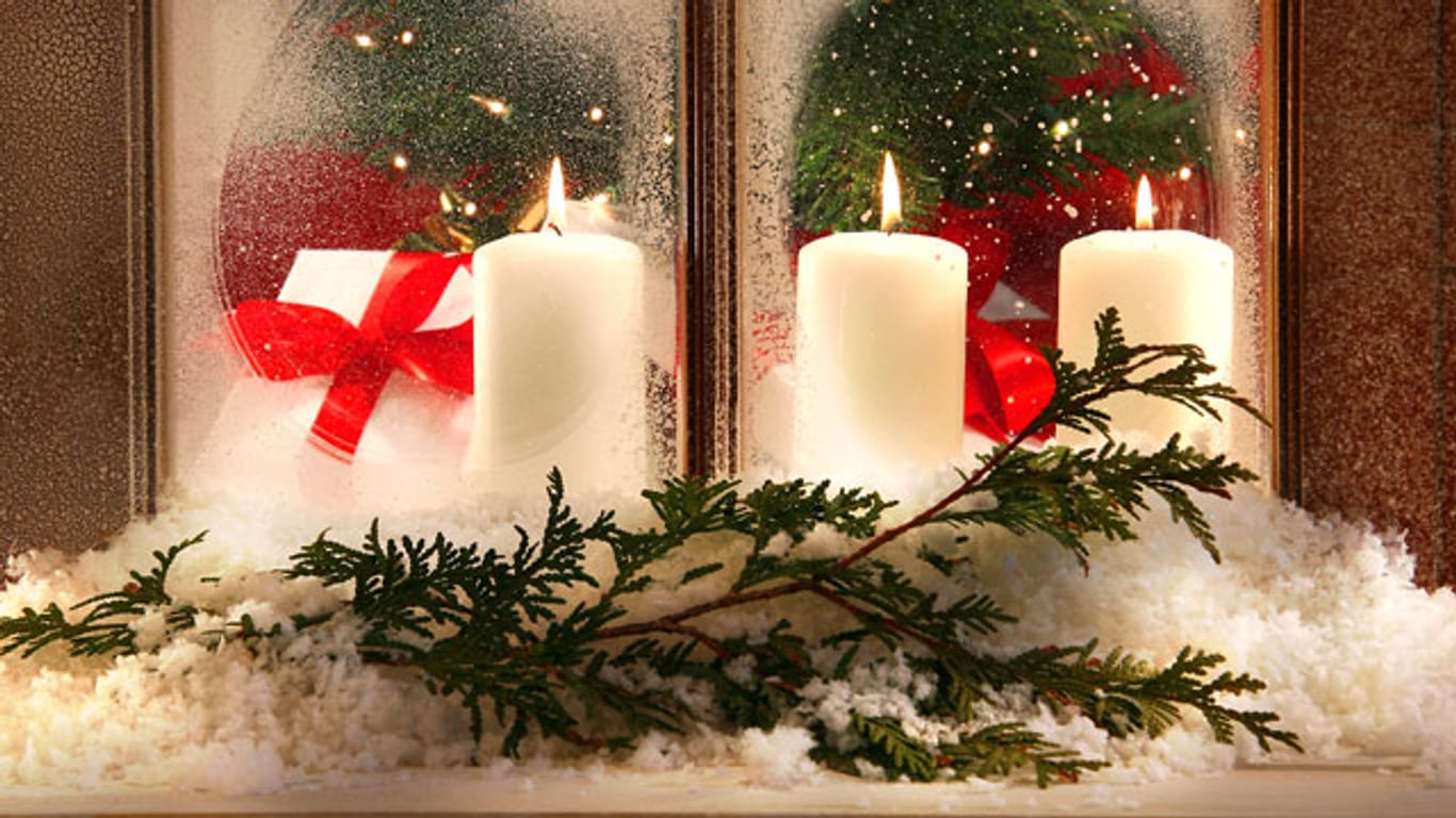 Schon mit wenigen Materialien lässt sich einfach, aber mit viel Spaß eine effektvolle Fensterdeko zu Weihnachten anfertigen.