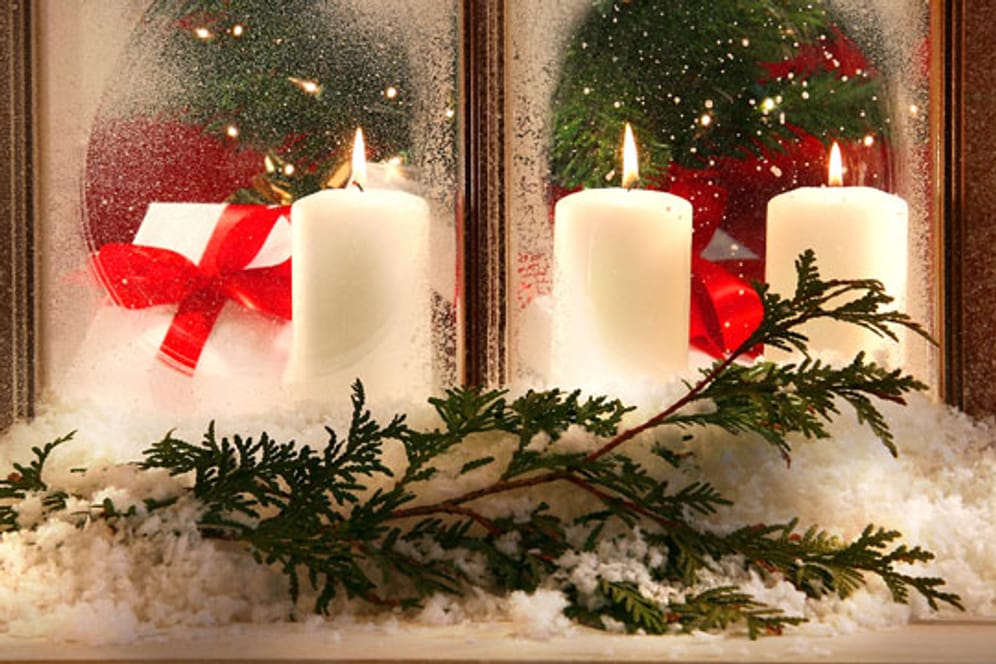 Schon mit wenigen Materialien lässt sich einfach, aber mit viel Spaß eine effektvolle Fensterdeko zu Weihnachten anfertigen.