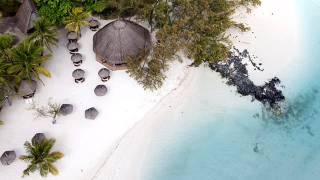 Die Tropeninsel Mauritius ist ein Traumziel für Romantiker und bietet schier endlose weiße Sandstrände.