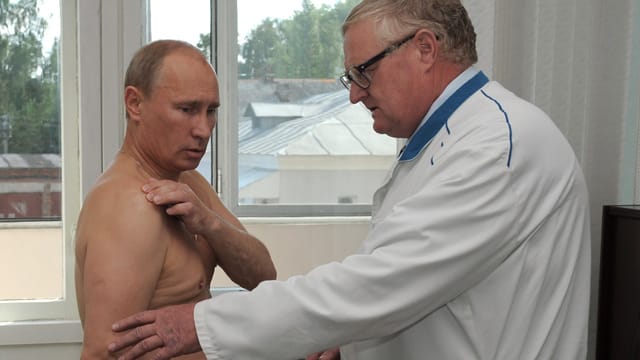 Russlands Präsident Wladimir Putin bei einer ärztlichen Untersuchung. Russlands Präsident Wladimir Putin bei einer ärztlichen Untersuchung.