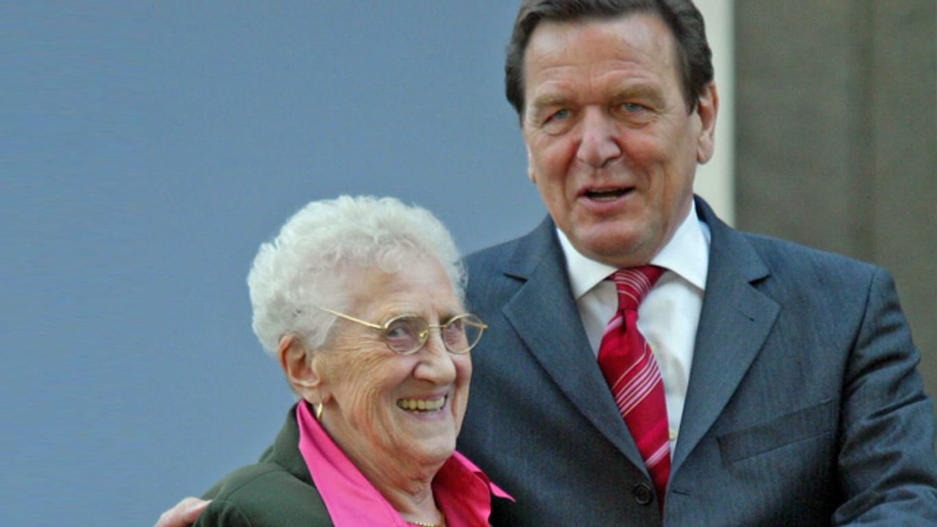 Gerhard Schröder mit seiner Mutter Erika Vosseler