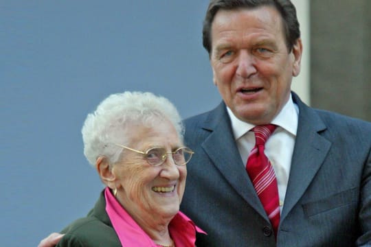 Gerhard Schröder mit seiner Mutter Erika Vosseler