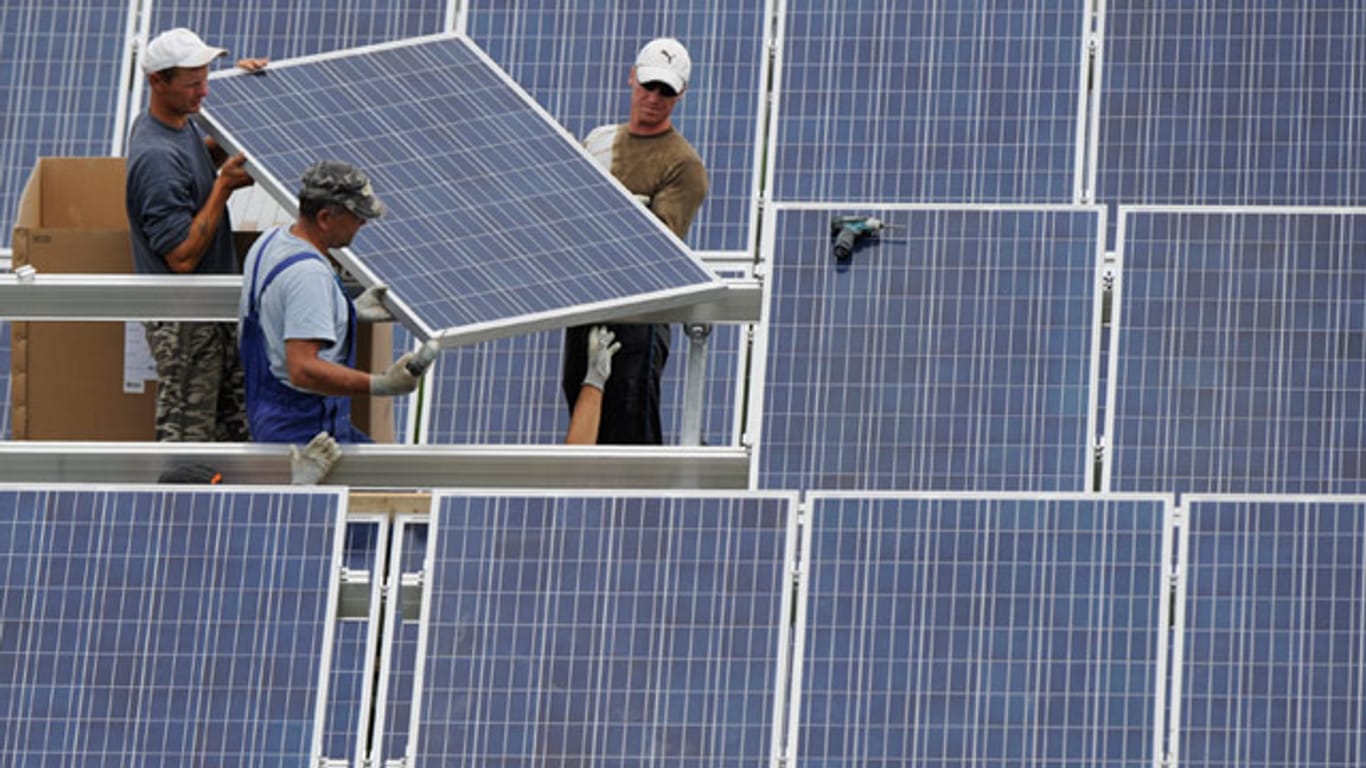 Arbeiter montieren Solaranlagen