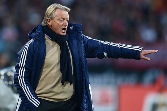 Wolfsburgs Interimstrainer Lorenz-Günther Köstner stauchte seine Mannschaft zusammen.