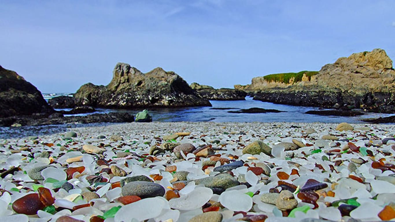 Das sind keine Kieselsteine: Der Glass Beach besteht - wie der Name schon verrät - aus Glas.
