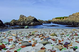 Das sind keine Kieselsteine: Der Glass Beach besteht - wie der Name schon verrät - aus Glas.