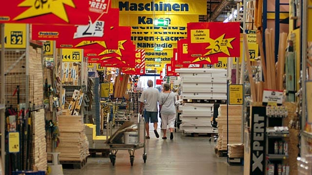 Kunden beklagen mangelnden Service im Baumarkt.