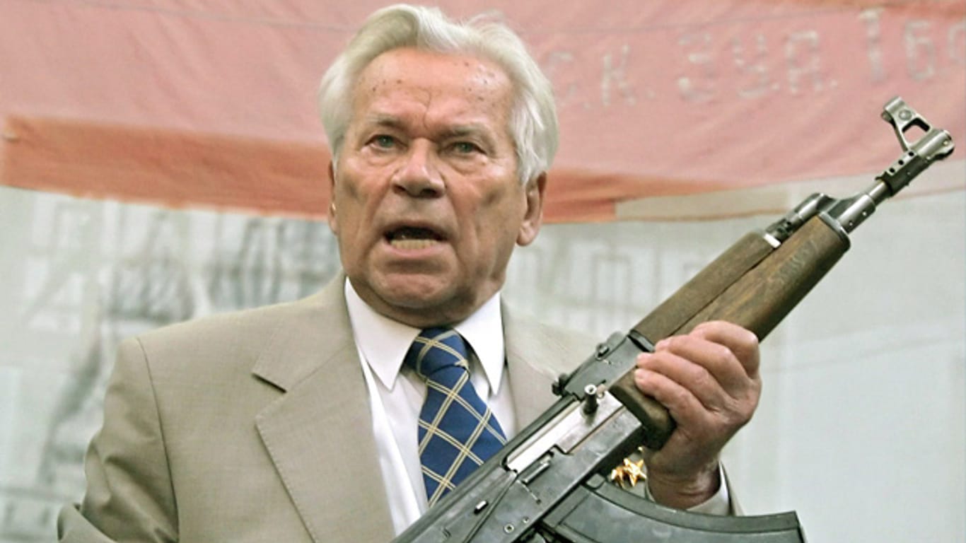 Michail Kalaschnikow, Erfinder der berühmt-berüchtigten AK-47 mit seiner Waffe im Jahre 2007