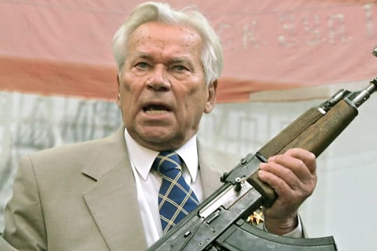 Michail Kalaschnikow, Erfinder der berühmt-berüchtigten AK-47 mit seiner Waffe im Jahre 2007