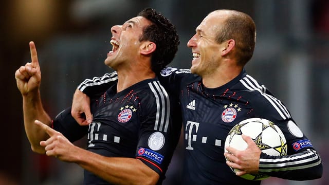 Pizarro feiert mit Robben seine drei Treffer gegen Lille.