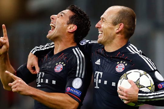 Pizarro feiert mit Robben seine drei Treffer gegen Lille.