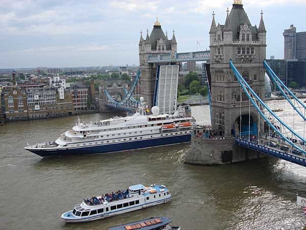 Die "Sea Dream" kann beispielsweiseunter der Tower Bridge in London hindurch fahren.